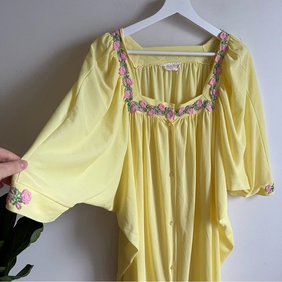 Vintage Linda Montréal Nylon Nightgown Yellow Flowers Embroidery One Size - Picture 7 of 15